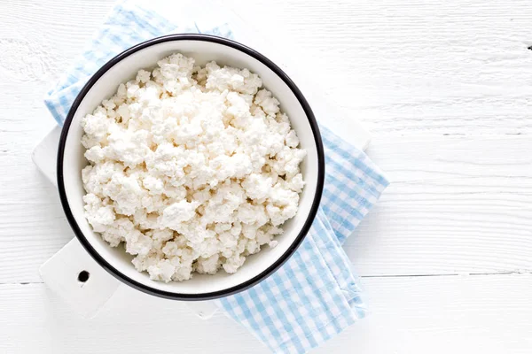 Süzme peynir, lor Beyaz ahşap rustik tablo, üstten görünüm