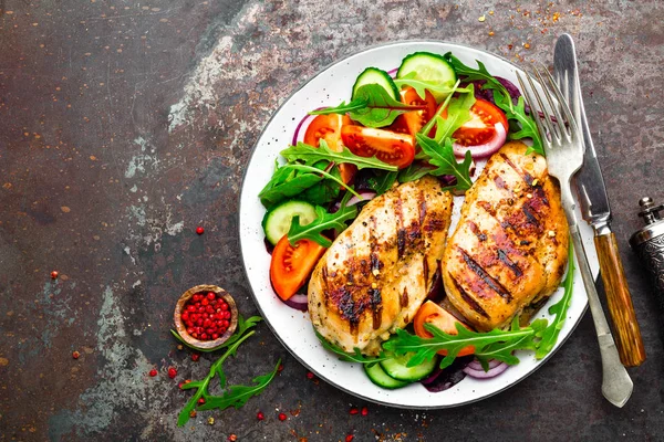 Poitrine Poulet Grillée Filet Poulet Frit Salade Légumes Frais Tomates — Photo