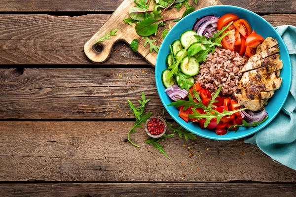 Gegrillte Hühnerbrust Gebratenes Hühnerfilet Und Frischer Gemüsesalat Mit Tomaten Gurken — Stockfoto