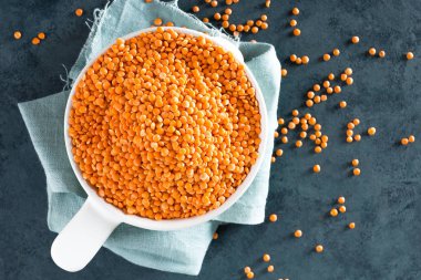 Ham mercimek kase masada. Taze mercimek. Vejetaryen yiyecekler. Üstten Görünüm 