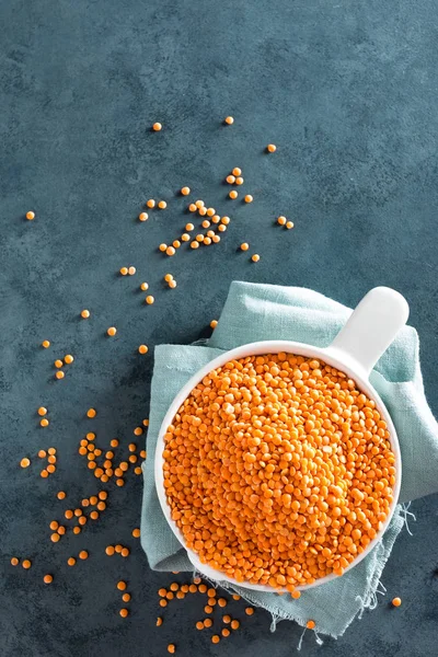 テーブルの上のボウルに生豆 新鮮な豆 ベジタリアン フード トップ ビュー — ストック写真