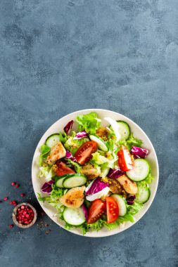 Taze sebze salatası, domates, salatalık, İtalyanca mix, marul ve ızgara tavuk göğsü. Kızarmış tavuk eti, salata ile fileto. Sağlıklı gıda. Düz yatıyordu. Üstten Görünüm