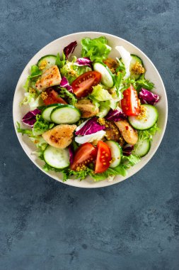 Taze sebze salatası, domates, salatalık, İtalyanca mix, marul ve ızgara tavuk göğsü. Kızarmış tavuk eti, salata ile fileto. Sağlıklı gıda. Düz yatıyordu. Üstten Görünüm