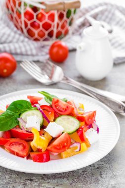 Taze biber, kırmızı soğan ve beyaz peynir domates salatası. Sağlıklı beslenme