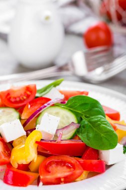 Taze biber, kırmızı soğan ve beyaz peynir domates salatası. Sağlıklı beslenme