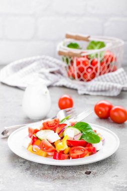 Taze biber, kırmızı soğan ve beyaz peynir domates salatası. Sağlıklı beslenme