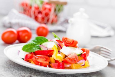 Taze biber, kırmızı soğan ve beyaz peynir domates salatası. Sağlıklı beslenme