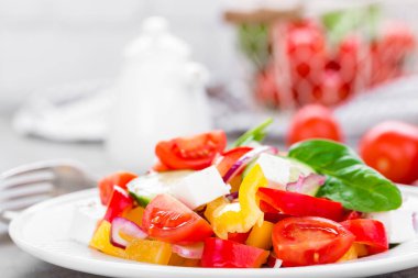 Taze biber, kırmızı soğan ve beyaz peynir domates salatası. Sağlıklı beslenme