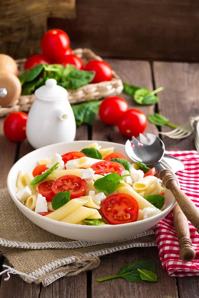 意大利面沙拉配新鲜的红樱桃西红柿和羊乳酪 意大利菜 — 图库照片