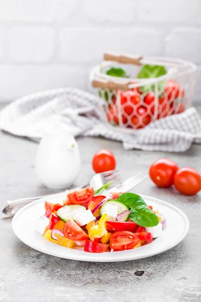 Tomatsallad Med Färsk Paprika Röd Lök Och Feta Ost Sunda — Stockfoto