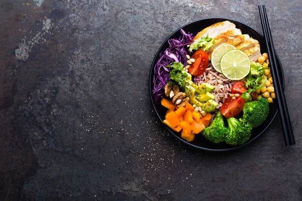 Plato Con Filete Pollo Arroz Integral Aguacate Pimienta Tomate Brócoli — Foto de Stock