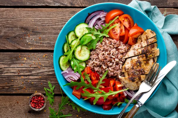 Gegrillte Hühnerbrust Gebratenes Hühnerfilet Und Frischer Gemüsesalat Mit Tomaten Gurken — Stockfoto