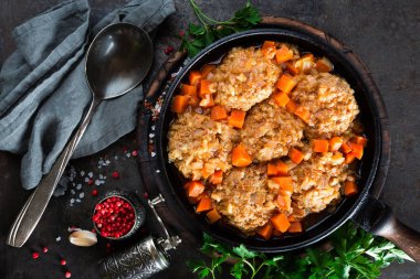 Dana köfte kızartma tavası havuç sebze sos ile ihtiva eder. Lezzetli et yemek