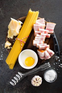 Pişirme Carbonara makarna, spagetti pancetta, yumurta ve zor parmesan peyniri ile için malzemeler. Geleneksel İtalyan mutfağı. Makarna alla carbonara