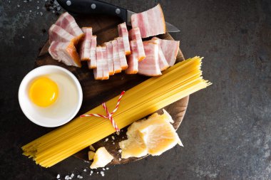 Pişirme Carbonara makarna, spagetti pancetta, yumurta ve zor parmesan peyniri ile için malzemeler. Geleneksel İtalyan mutfağı. Makarna alla carbonara