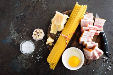 Pişirme Carbonara makarna, spagetti pancetta, yumurta ve zor parmesan peyniri ile için malzemeler. Geleneksel İtalyan mutfağı. Makarna alla carbonara