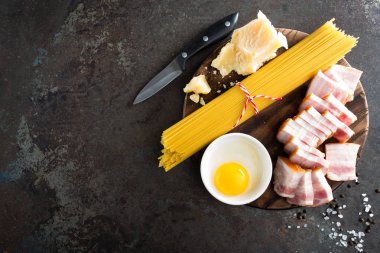 Pişirme Carbonara makarna, spagetti pancetta, yumurta ve zor parmesan peyniri ile için malzemeler. Geleneksel İtalyan mutfağı. Makarna alla carbonara