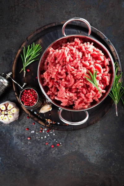 Hackfleisch Kochen Rohes Kalbfleisch Mit Zutaten Zum Kochen Auf Schwarzem — Stockfoto