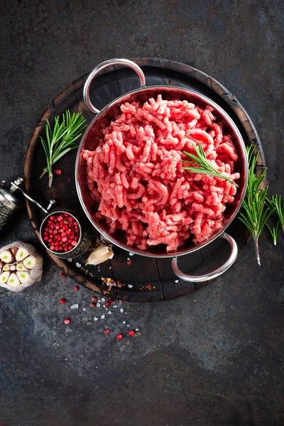 Hackfleisch Kochen Rohes Kalbfleisch Mit Zutaten Zum Kochen Auf Schwarzem — Stockfoto
