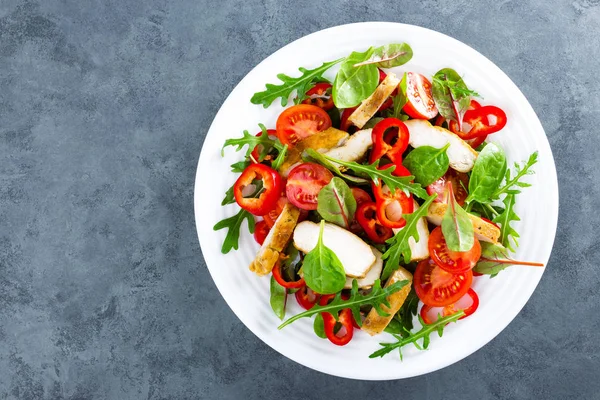 Salatteller Mit Frischem Gemüse Tomaten Spinat Paprika Rucola Mangoldblättern Und — Stockfoto