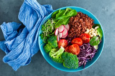 Buda kase yemek lahana, ıspanak ve pazı yaprakları, kahverengi pirinç, domates, brokoli, turp, taze yeşil lahanası ve çam fıstığı. Sağlıklı dengeli beslenme. Vejetaryen yiyecekler. Üstten Görünüm