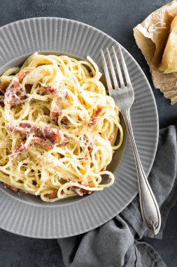 Carbonara makarna, spagetti pancetta, yumurta, zor parmesan peyniri ve krema sos ile. Geleneksel İtalyan mutfağı. Makarna alla carbonara