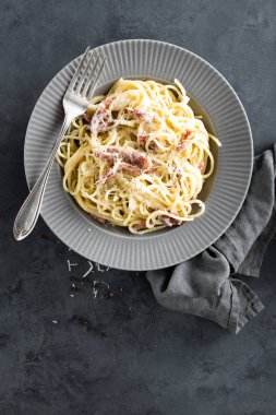 Carbonara makarna, spagetti pancetta, yumurta, zor parmesan peyniri ve krema sos ile. Geleneksel İtalyan mutfağı. Makarna alla carbonara