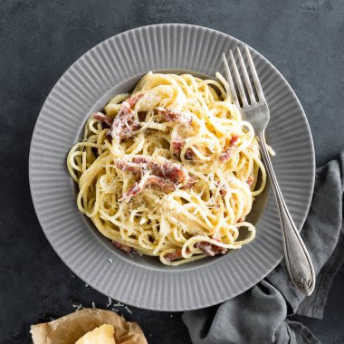 Carbonara makarna, spagetti pancetta, yumurta, zor parmesan peyniri ve krema sos ile. Geleneksel İtalyan mutfağı. Makarna alla carbonara