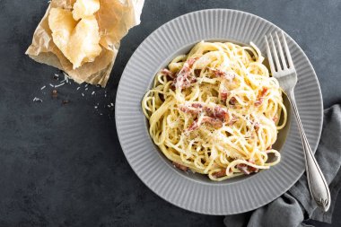 Carbonara makarna, spagetti pancetta, yumurta, zor parmesan peyniri ve krema sos ile. Geleneksel İtalyan mutfağı. Makarna alla carbonara