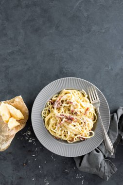 Carbonara makarna, spagetti pancetta, yumurta, zor parmesan peyniri ve krema sos ile. Geleneksel İtalyan mutfağı. Makarna alla carbonara