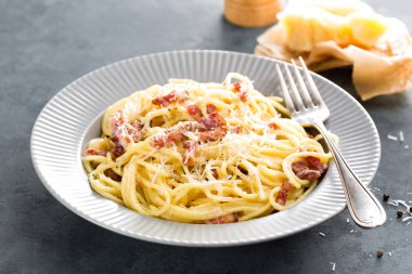 Carbonara makarna, spagetti pancetta, yumurta, zor parmesan peyniri ve krema sos ile. Geleneksel İtalyan mutfağı. Makarna alla carbonara