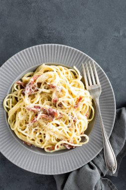 Carbonara makarna, spagetti pancetta, yumurta, zor parmesan peyniri ve krema sos ile. Geleneksel İtalyan mutfağı. Makarna alla carbonara