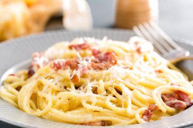 Carbonara makarna, spagetti pancetta, yumurta, zor parmesan peyniri ve krema sos ile. Geleneksel İtalyan mutfağı. Makarna alla carbonara