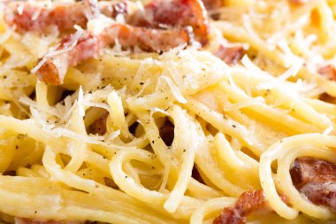 Carbonara makarna, spagetti pancetta, yumurta, zor parmesan peyniri ve krema sos ile. Geleneksel İtalyan mutfağı. Makarna alla carbonara izole, arka plan