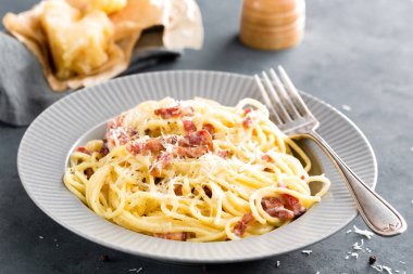 Carbonara makarna, spagetti pancetta, yumurta, zor parmesan peyniri ve krema sos ile. Geleneksel İtalyan mutfağı. Makarna alla carbonara