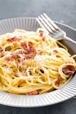 Carbonara makarna, spagetti pancetta, yumurta, zor parmesan peyniri ve krema sos ile. Geleneksel İtalyan mutfağı. Makarna alla carbonara