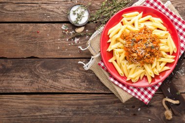 Bolognese makarna. Makarna sığır eti kıyma, domates, soğan, havuç ve kekik bir sos ile servis. Geleneksel İtalyan mutfağı