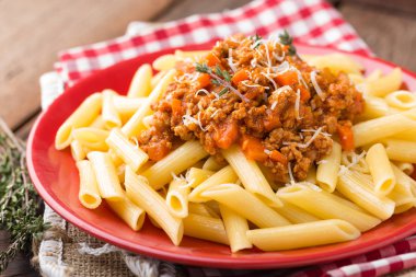 Bolognese makarna. Makarna sığır eti kıyma, domates, soğan, havuç ve kekik bir sos ile servis. Geleneksel İtalyan mutfağı