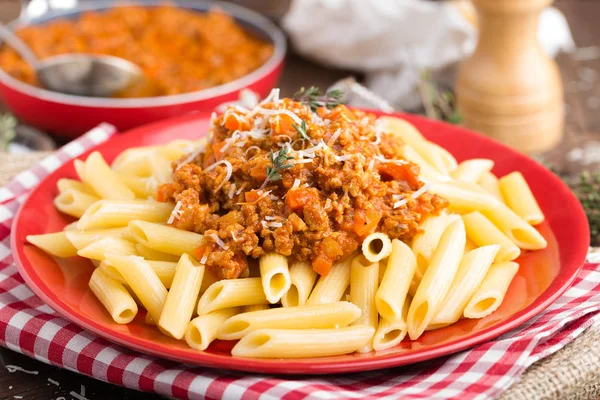 意大利面食肉酱 面食配有地上牛肉 西红柿 胡萝卜和百里香的调味汁 传统意大利菜 — 图库照片