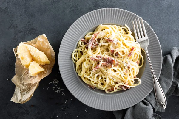 Massa Carbonara Esparguete Com Pancetta Ovo Queijo Parmesão Duro Molho — Fotografia de Stock