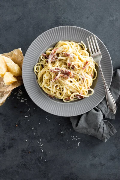 Carbonara Makaron Spaghetti Pancetta Jajko Twardy Parmezanem Sosem Śmietanowym Tradycyjne — Zdjęcie stockowe
