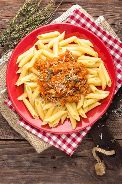 意大利面食肉酱 面食配有地上牛肉 西红柿 胡萝卜和百里香的调味汁 传统意大利菜 — 图库照片