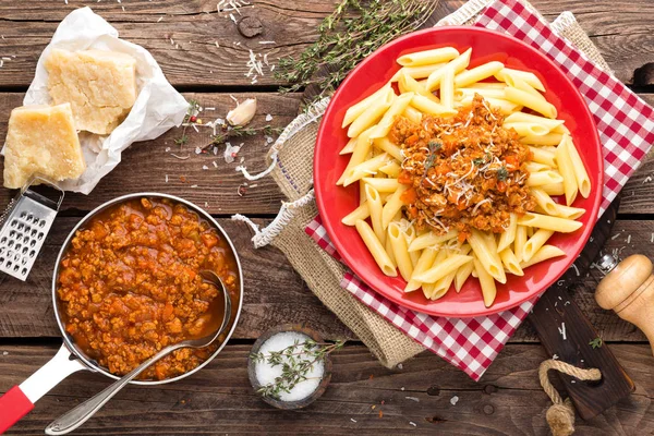 Bolognese Makarna Makarna Sığır Eti Kıyma Domates Soğan Havuç Kekik — Stok fotoğraf