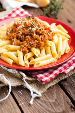Bolognese makarna. Makarna sığır eti kıyma, domates, soğan, havuç ve kekik bir sos ile servis. Geleneksel İtalyan mutfağı