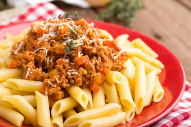 Bolognese makarna. Makarna sığır eti kıyma, domates, soğan, havuç ve kekik bir sos ile servis. Geleneksel İtalyan mutfağı