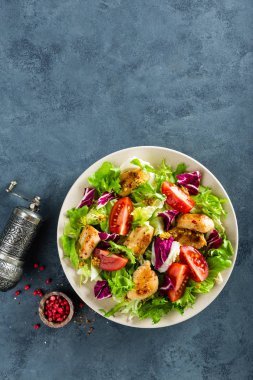 Taze sebze salatası, domates, salatalık, İtalyanca mix, marul ve ızgara tavuk göğsü. Kızarmış tavuk eti, salata ile fileto. Sağlıklı gıda. Düz yatıyordu. Üstten Görünüm