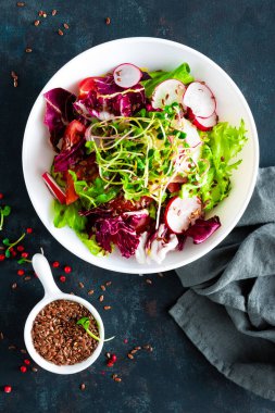 Taze sebze salata tabağı domates, İtalyan karışımı, biber, turp, yeşil lahanası ve keten tohumu. Vejetaryen yemek sağlıklı gıda. Diyet Kahvaltı, öğle veya akşam yemeği menüsü. Salata tabağı tablo. Düz yatıyordu. Yukarıdan görüntülemek