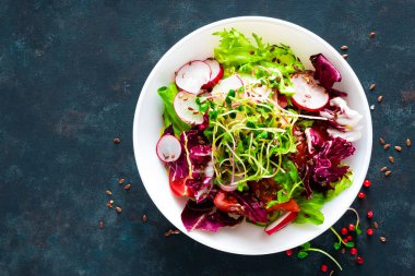 Taze sebze salata tabağı domates, İtalyan karışımı, biber, turp, yeşil lahanası ve keten tohumu. Vejetaryen yemek sağlıklı gıda. Diyet Kahvaltı, öğle veya akşam yemeği menüsü. Salata tabağı tablo. Düz yatıyordu. Yukarıdan görüntülemek