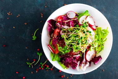 Taze sebze salata tabağı domates, İtalyan karışımı, biber, turp, yeşil lahanası ve keten tohumu. Vejetaryen yemek sağlıklı gıda. Diyet Kahvaltı, öğle veya akşam yemeği menüsü. Salata tabağı tablo. Düz yatıyordu. Yukarıdan görüntülemek