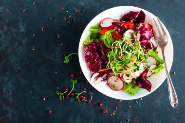 Taze sebze salata tabağı domates, İtalyan karışımı, biber, turp, yeşil lahanası ve keten tohumu. Vejetaryen yemek sağlıklı gıda. Diyet Kahvaltı, öğle veya akşam yemeği menüsü. Salata tabağı tablo. Düz yatıyordu. Yukarıdan görüntülemek